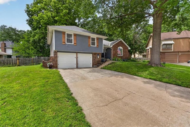 213 Country Lane Ct, Lee's Summit, MO 64086