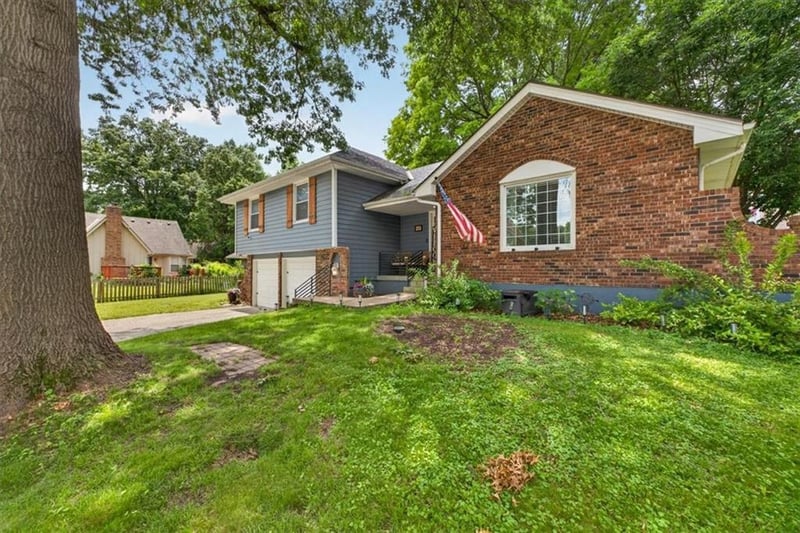 213 Country Lane Ct, Lee's Summit, MO 64086