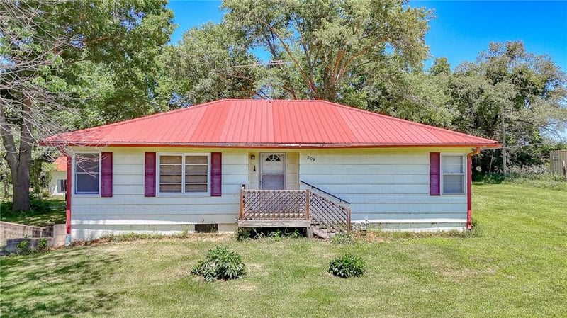 209 Hale Lake Rd, Warrensburg, MO 64093