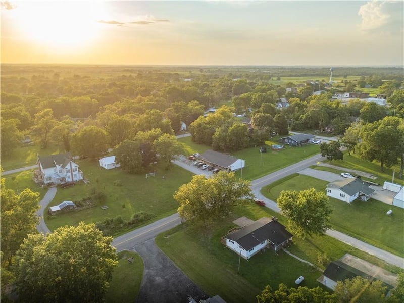 420 8th St, Breckenridge, MO 64625