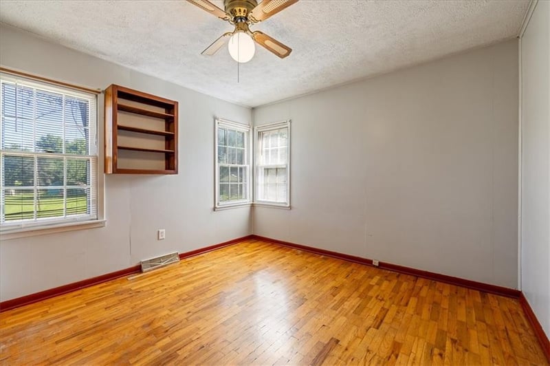 4905 Oakland Ave, Kansas City, KS 66102
