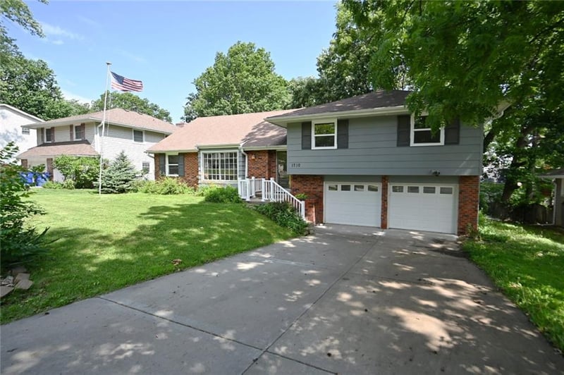 1710 68th St, Kansas City, MO 64118
