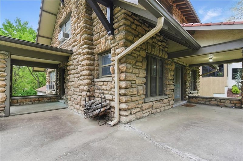5334 Oak St, Kansas City, MO 64112