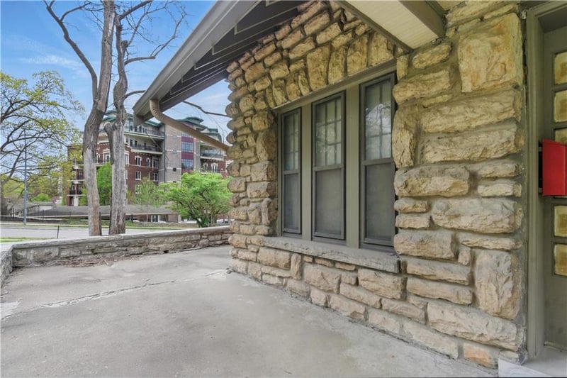 5334 Oak St, Kansas City, MO 64112