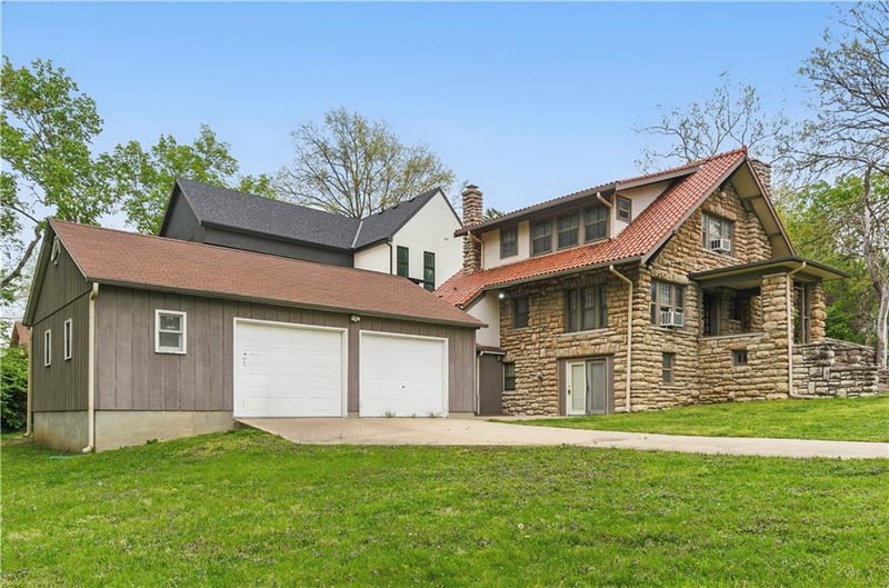 5334 Oak St, Kansas City, MO 64112