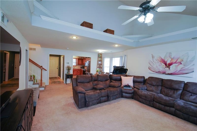 405 Hoke Ln, Lee's Summit, MO 64081