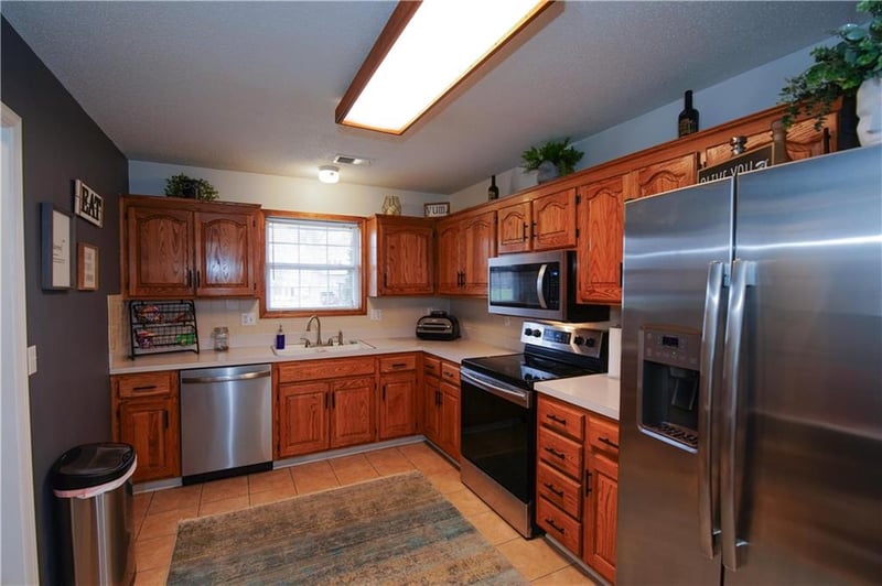 405 Hoke Ln, Lee's Summit, MO 64081