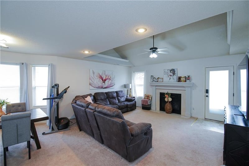 405 Hoke Ln, Lee's Summit, MO 64081