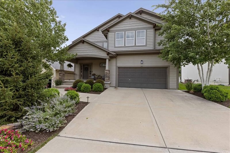 390 Cedar Hills St, Olathe, KS 66061