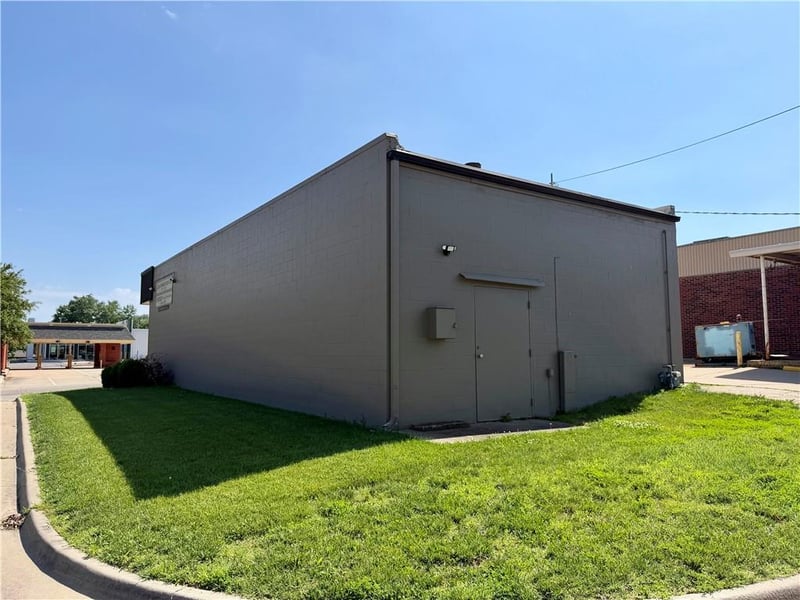619 Holiday Pz, Lansing, KS 66043