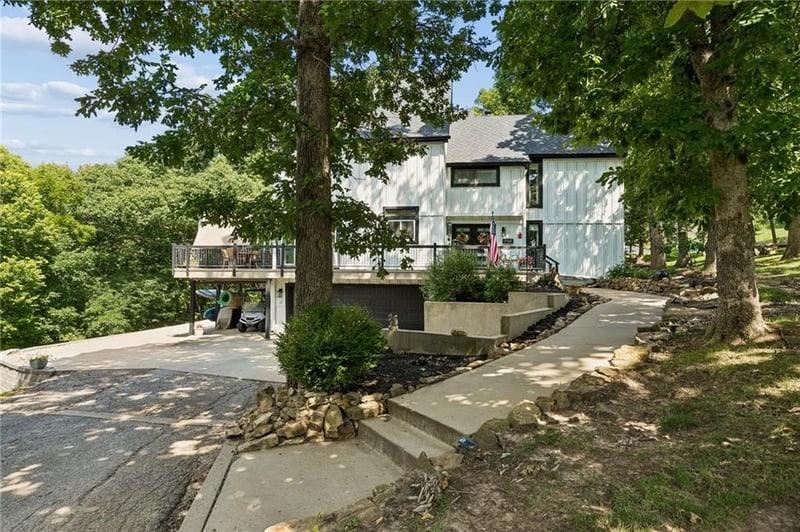 708 Lake Forest Dr, Bonner Springs, KS 66012
