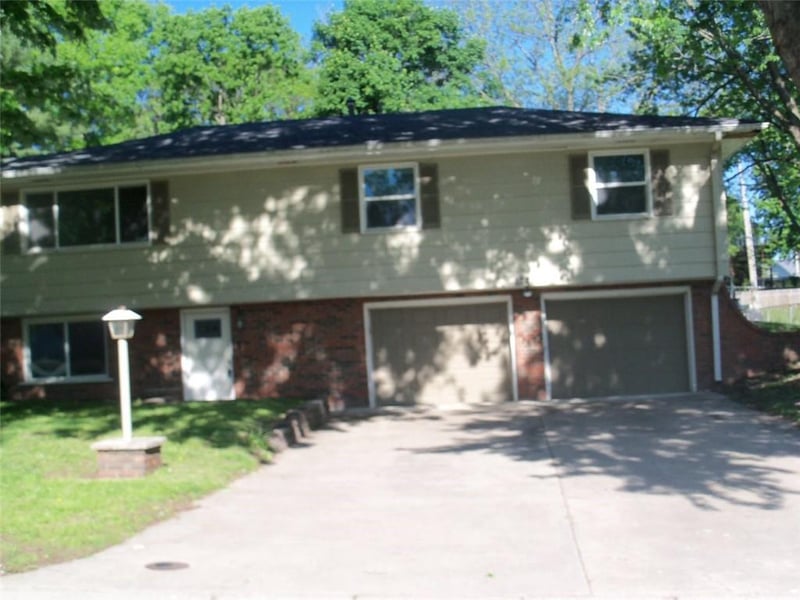 1222 Safari Dr, St Joseph, MO 64506