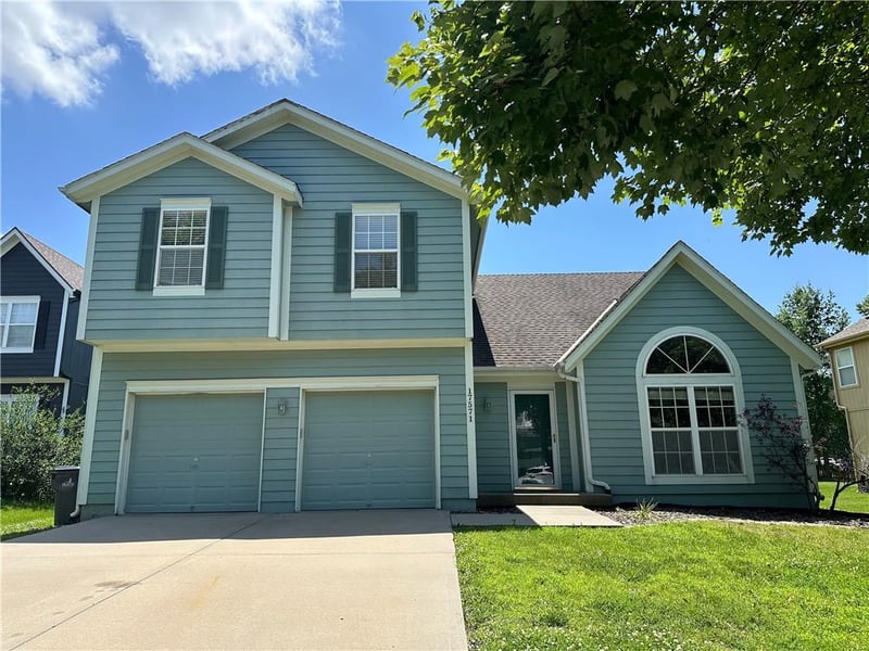 17571 162nd St, Olathe, KS 66062