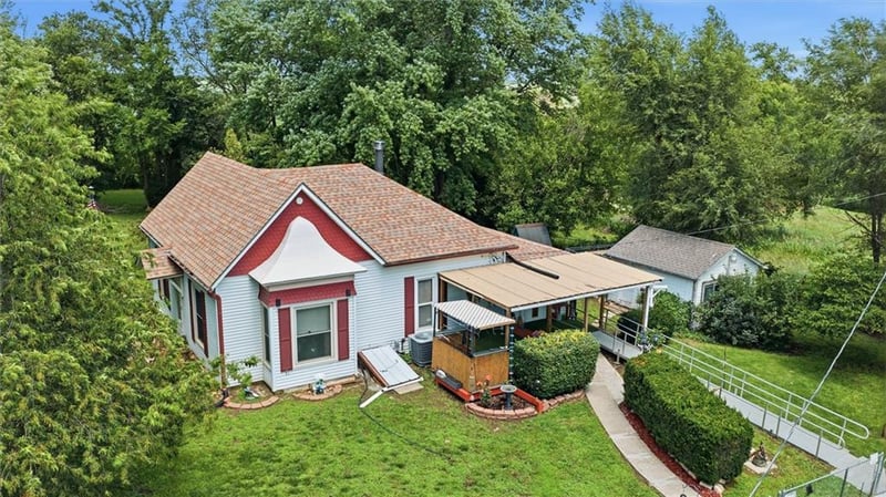 12472 Saline Rd, Winchester, KS 66097
