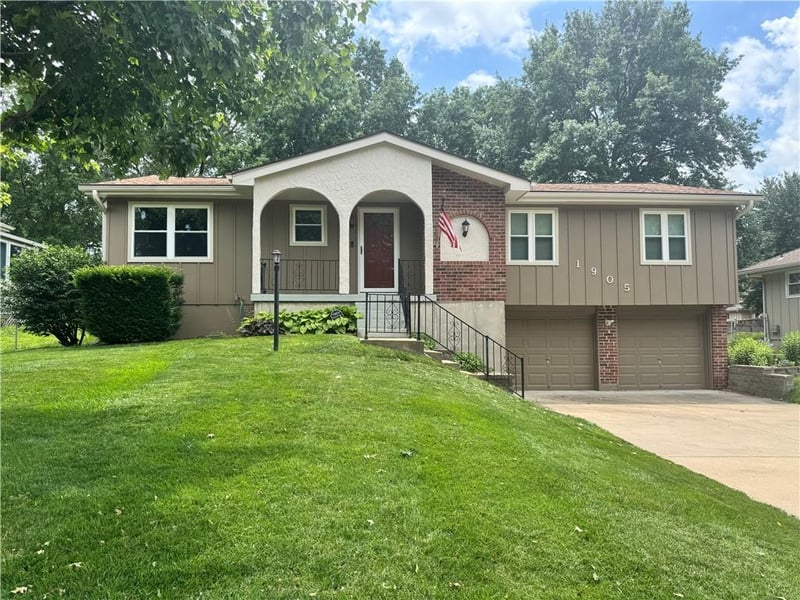 1905 Ensley Ln, Lee's Summit, MO 64081