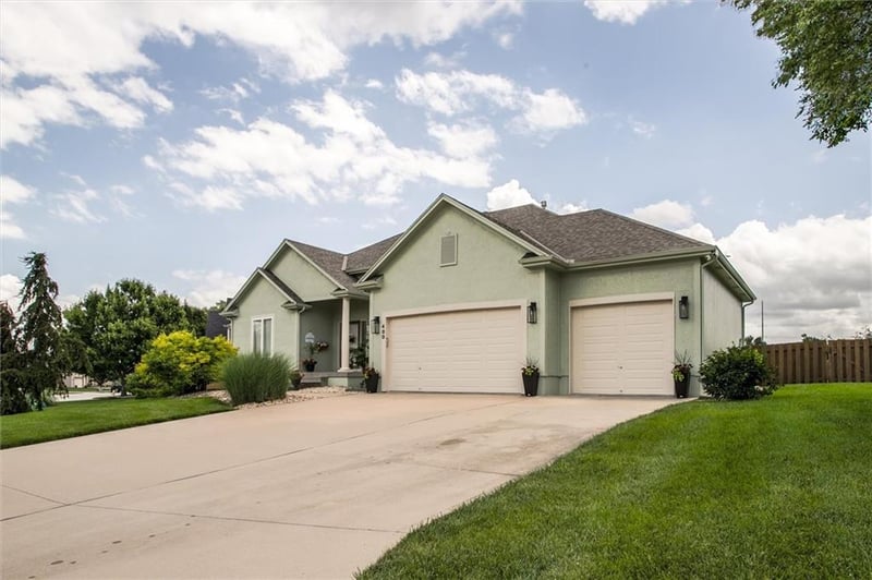 400 Stillwater Dr, Lee's Summit, MO 64063