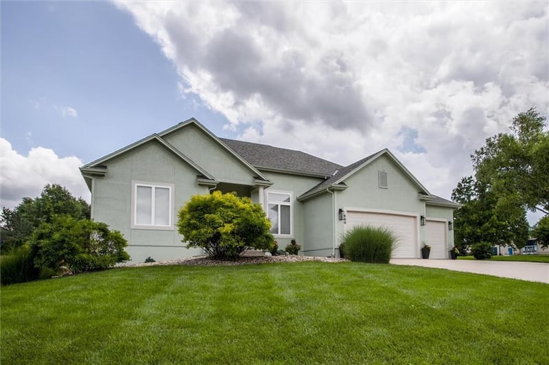 400 Stillwater Dr, Lee's Summit, MO 64063