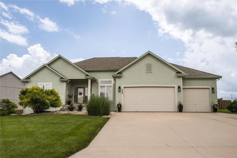 400 Stillwater Dr, Lee's Summit, MO 64063