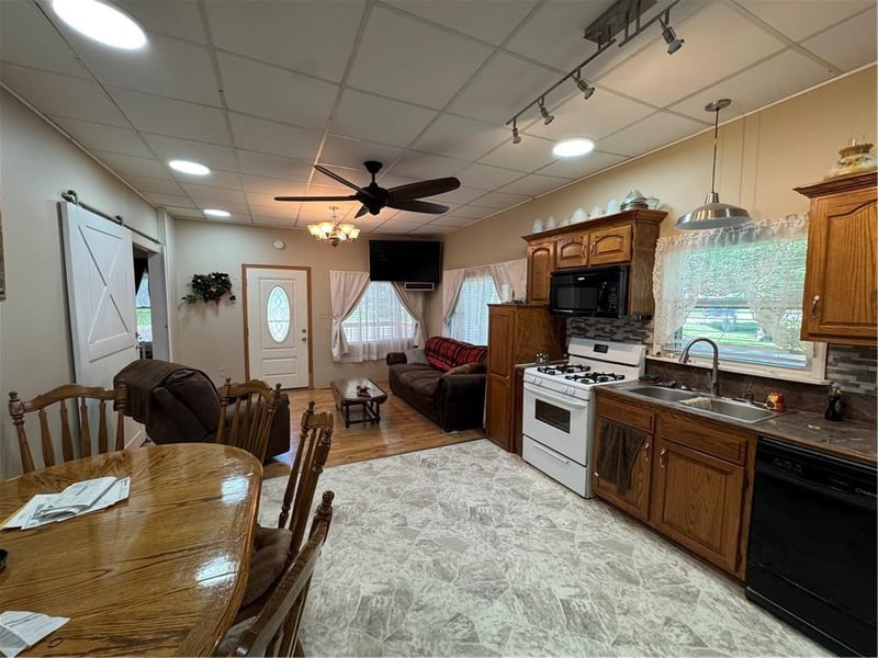 322 7th St, Maryville, MO 64468