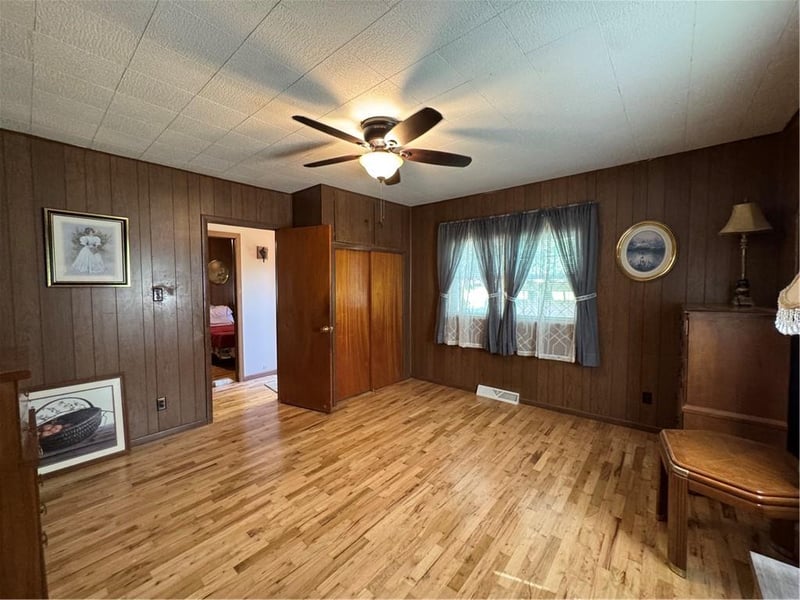 322 7th St, Maryville, MO 64468