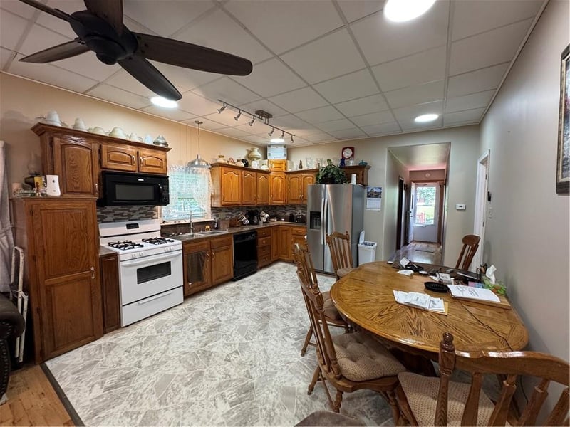 322 7th St, Maryville, MO 64468