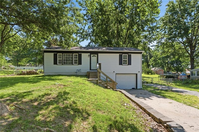 1813 Farview Dr, Independence, MO 64058