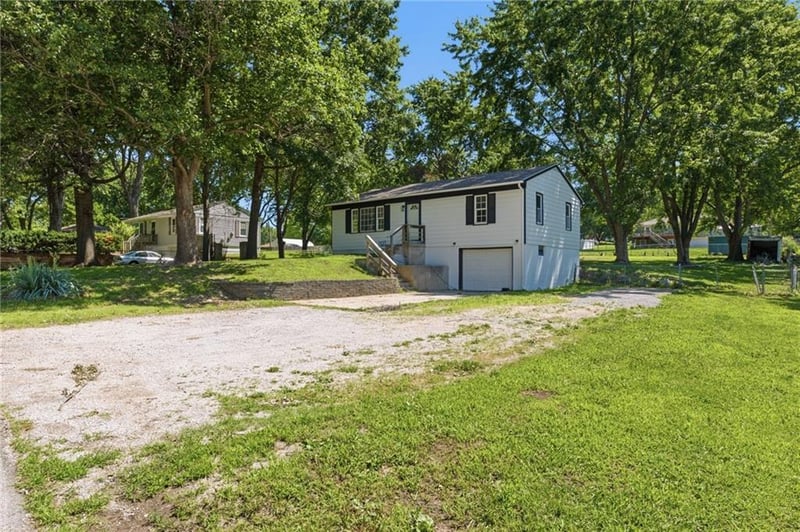 1813 Farview Dr, Independence, MO 64058