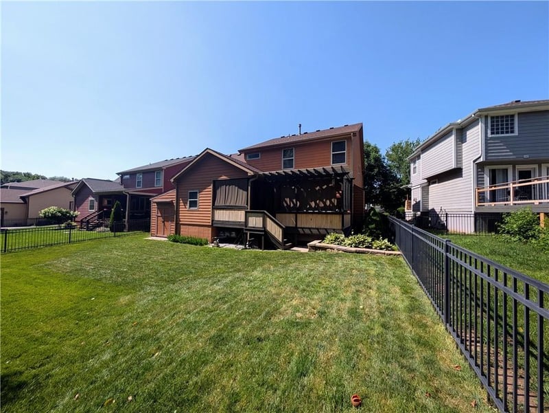 321 Creekwood Dr, Liberty, MO 64068