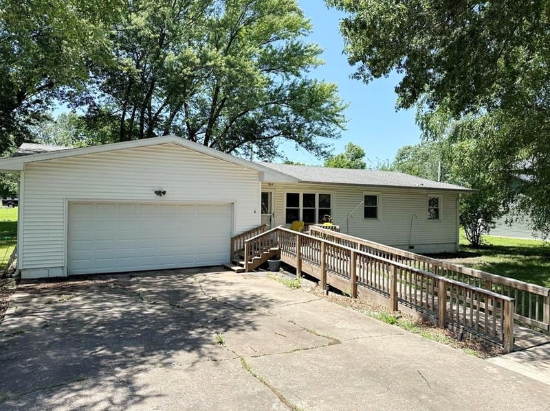 1608 Ely Dr, El Dorado Springs, MO 64744