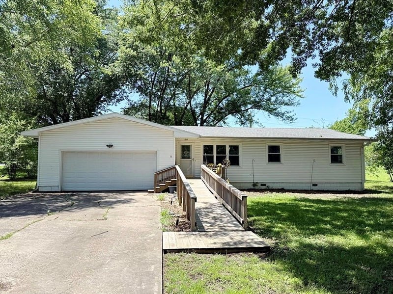 1608 Ely Dr, El Dorado Springs, MO 64744