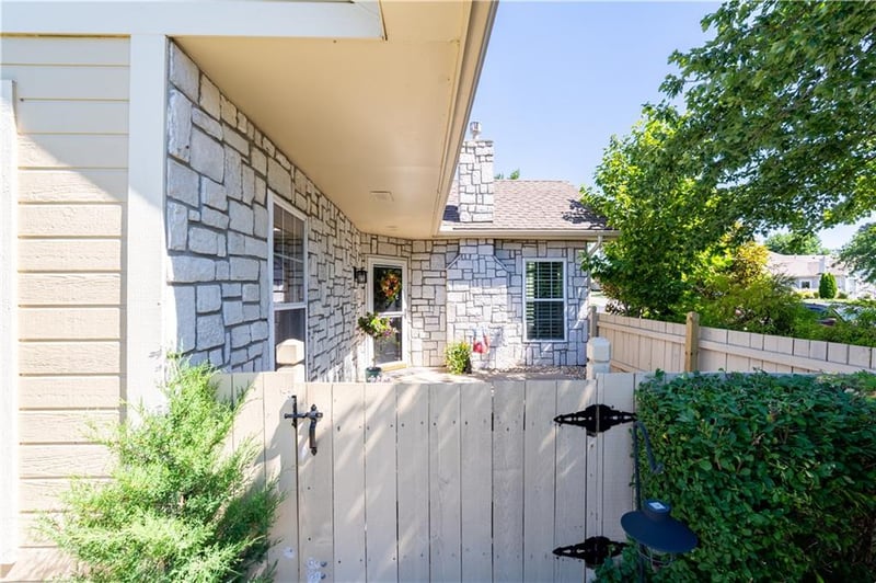 13944 Kenneth Ct, Leawood, KS 66224