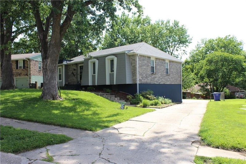 809 Arlington Pl, Blue Springs, MO 64015
