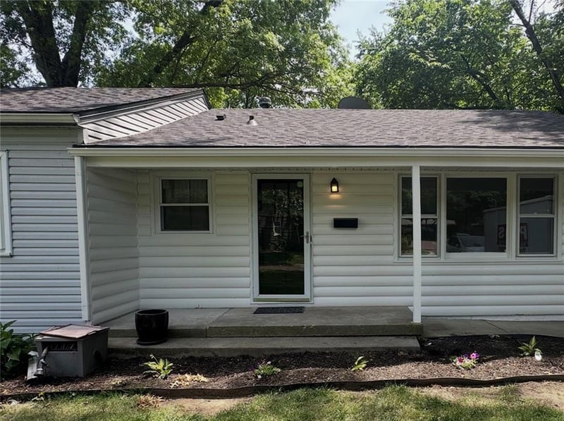 5723 70th St, Overland Park, KS 66204