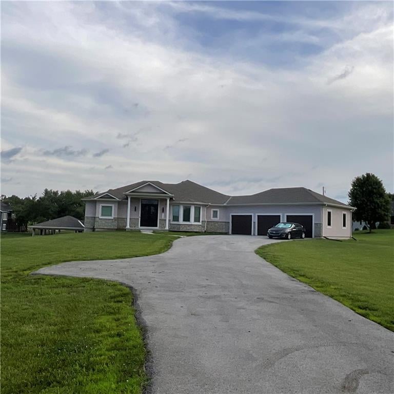 18144 Evans Rd, Tonganoxie, KS 66086