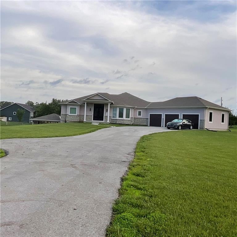 18144 Evans Rd, Tonganoxie, KS 66086