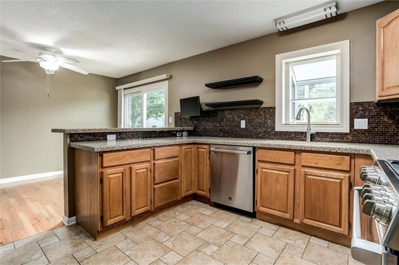 8511 92nd Ter, Overland Park, KS 66212