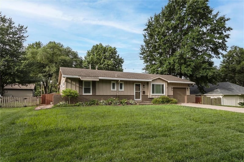 8511 92nd Ter, Overland Park, KS 66212