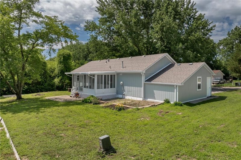 2710 Roma Ln, Country Club, MO 64505