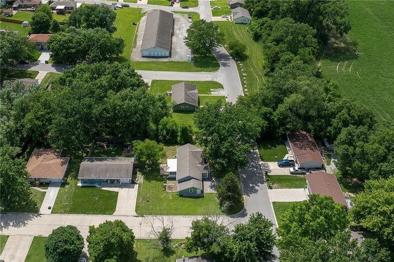 2710 Roma Ln, Country Club, MO 64505