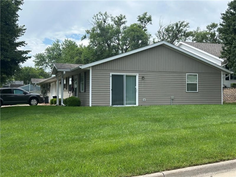 422-424 Mattie St, Maryville, MO 64468