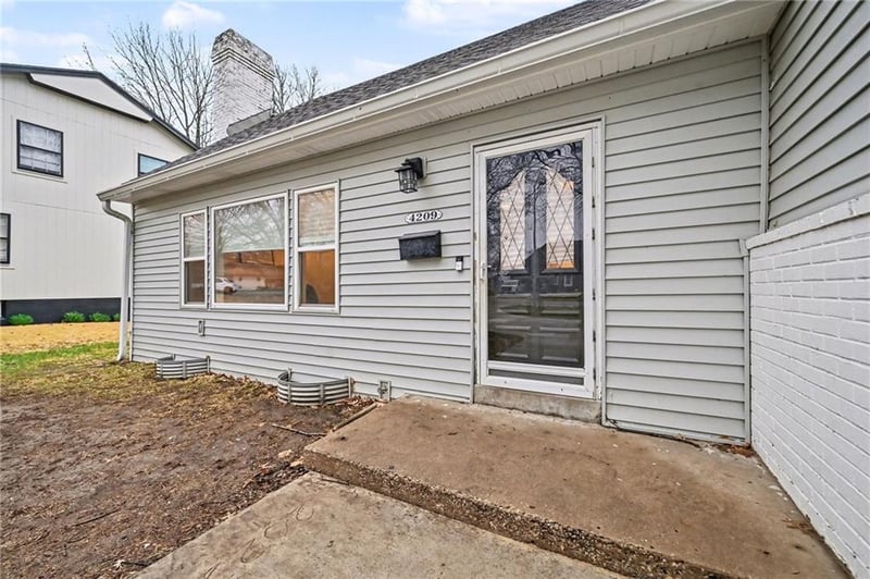 4209 Grandview Rd, Kansas City, MO 64137