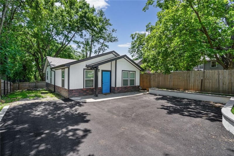 5607 E 23rd St, Kansas City, MO 64127
