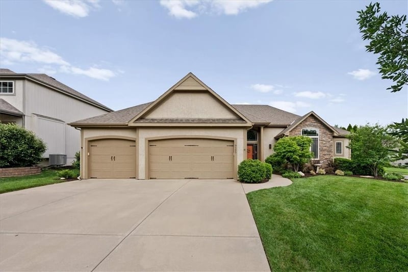 9153 Shady Bend Rd, Lenexa, KS 66227