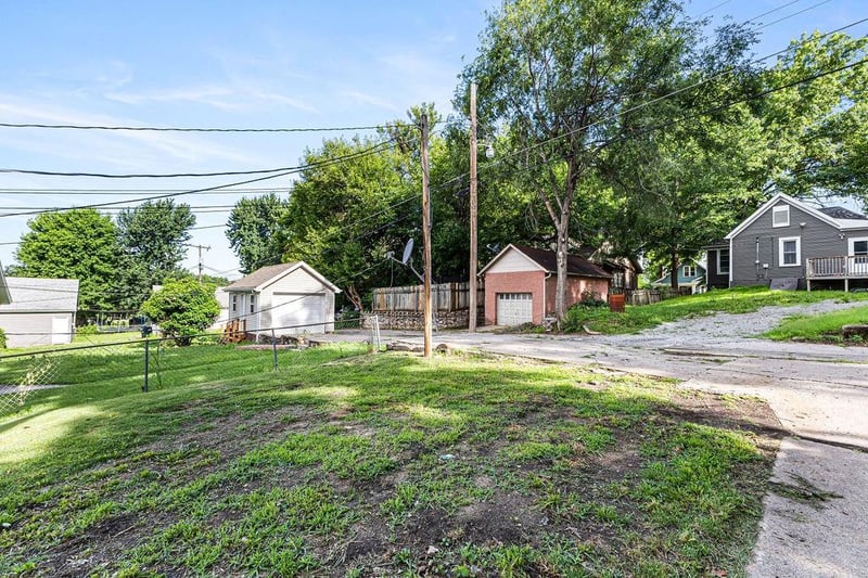 3816 Ayrlawn Dr, St Joseph, MO 64503