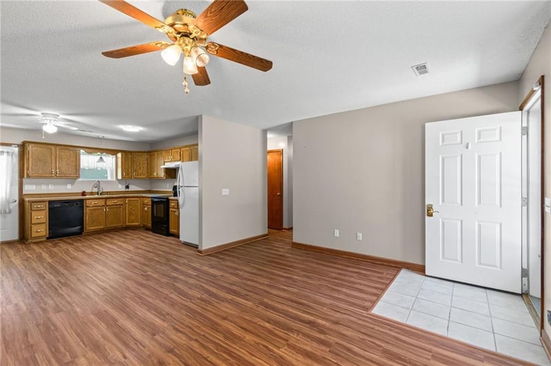 607 6th St, Cameron, MO 64429