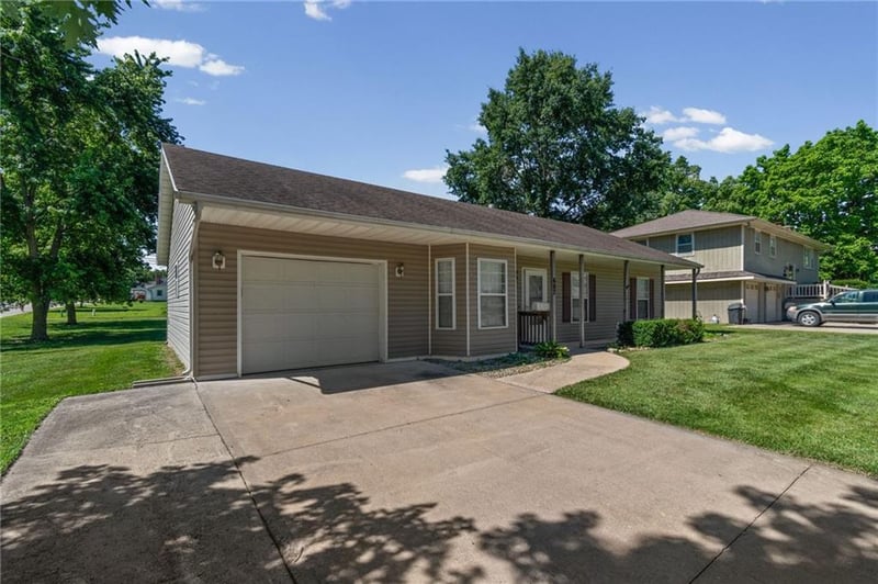 607 6th St, Cameron, MO 64429