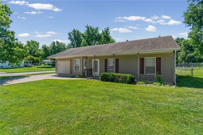607 6th St, Cameron, MO 64429