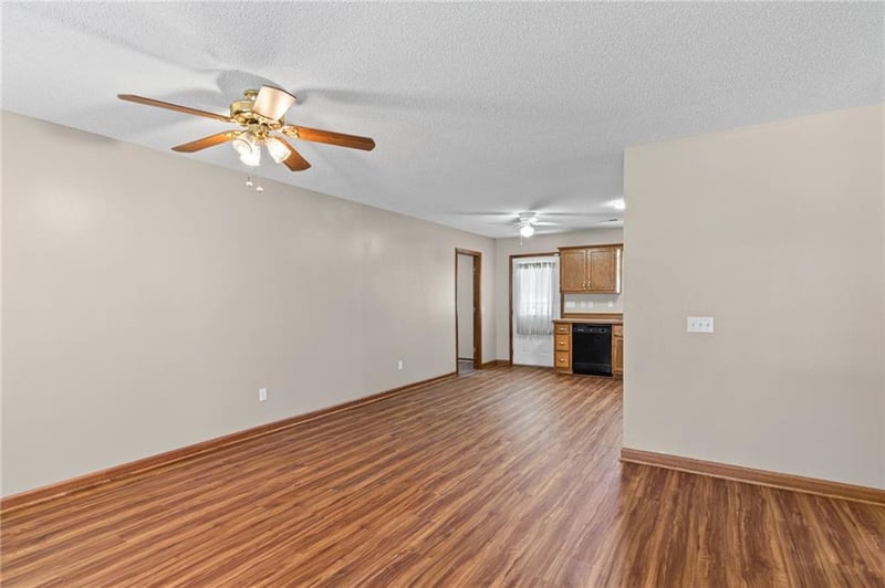 607 6th St, Cameron, MO 64429