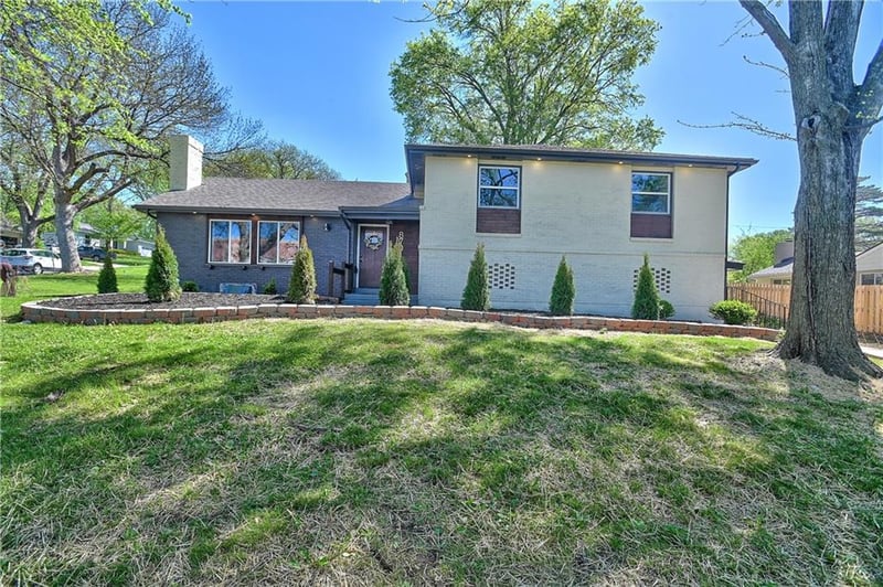 8701 Ward Pw, Kansas City, MO 64114