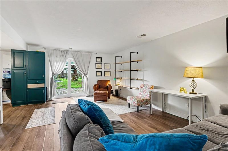 3888 Harbor Dr, Lee's Summit, MO 64082